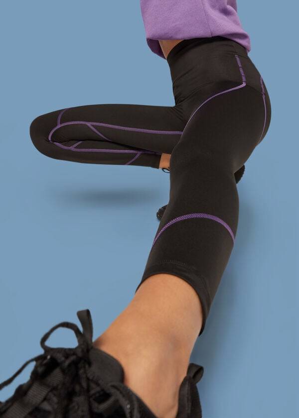 leggings deportivos de alto rendimiento calzedonia con costuras en contraste para mujer color negro y morado